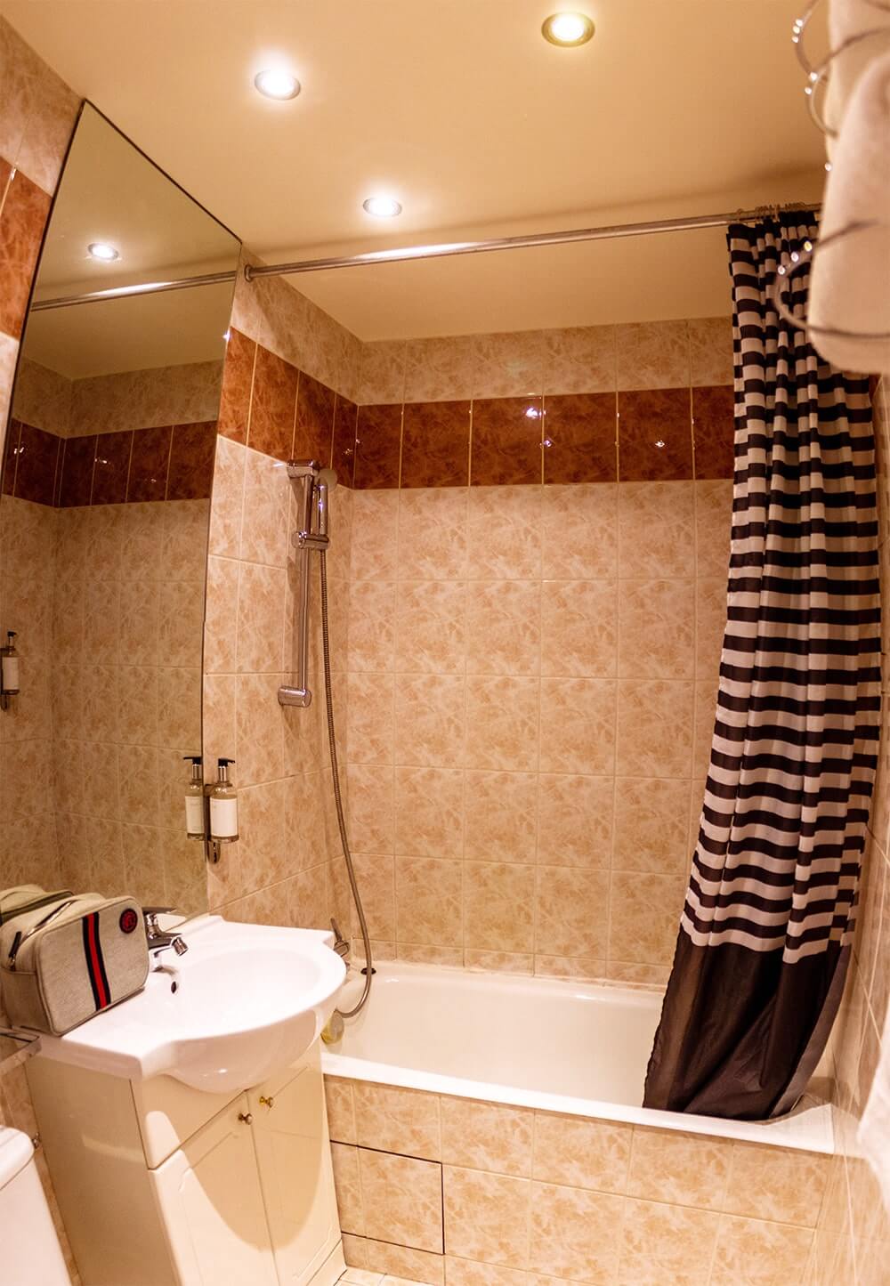 Salle de bain de nos chambres - Hôtel Pierre Nicole - Paris Port Royal - Chambre confort & calme près du hôpital Cochin